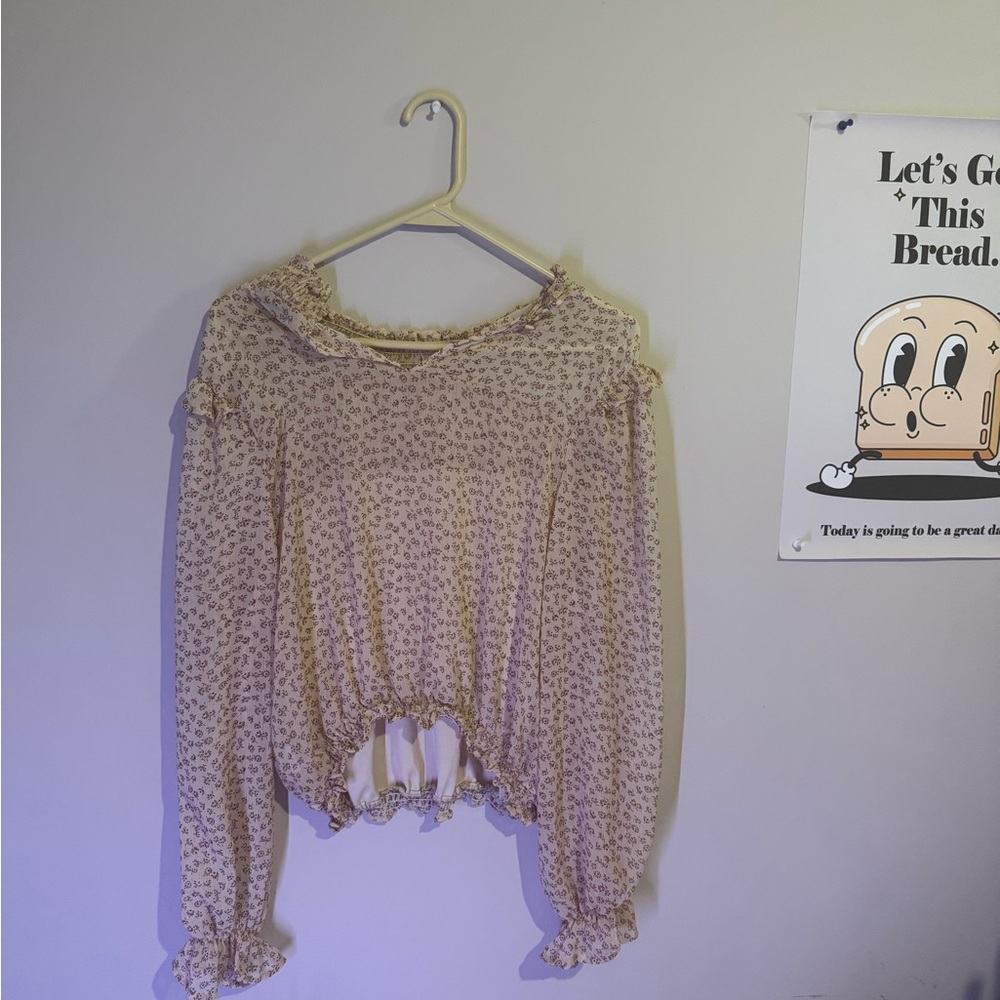 Chic Floral Blouse in Cream